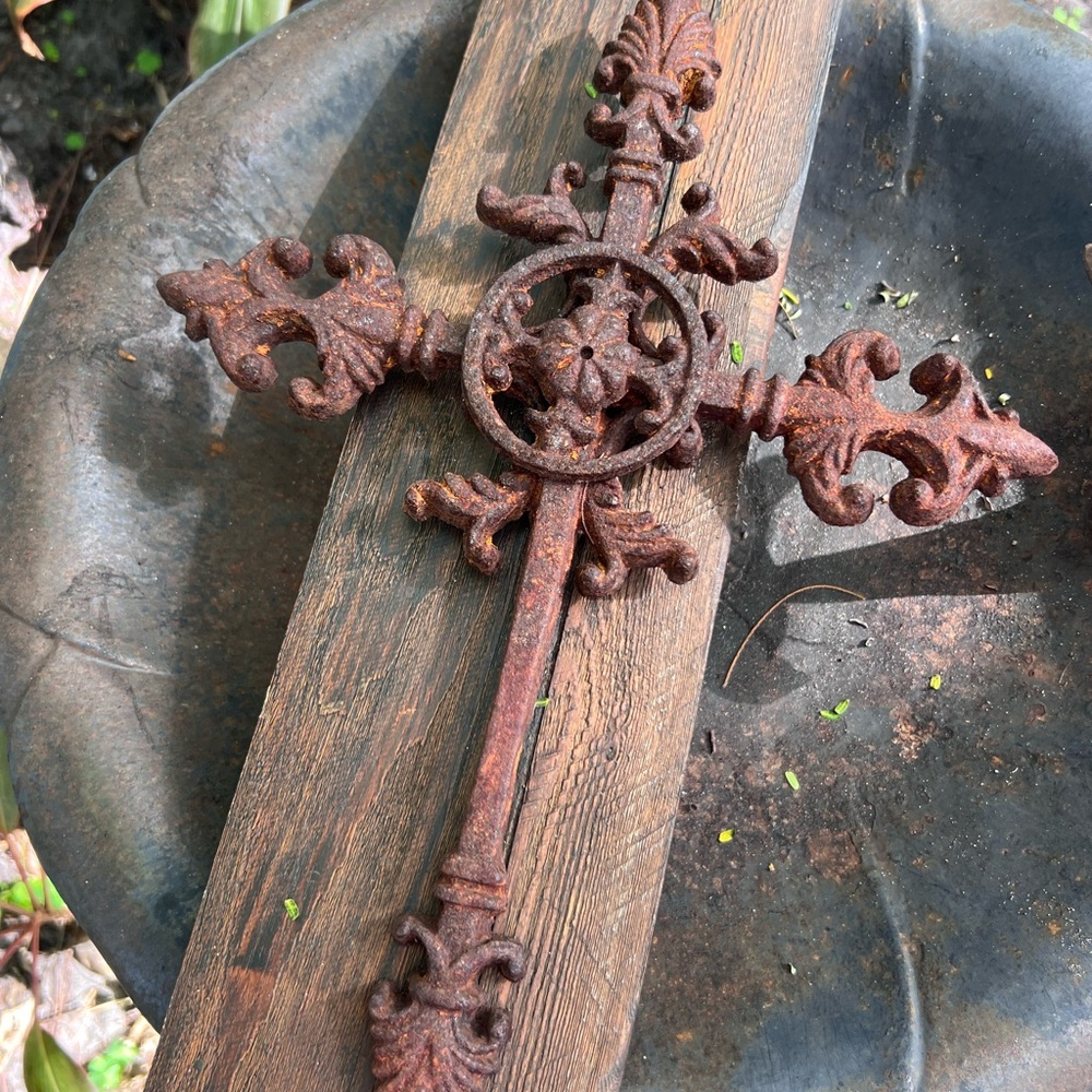 Beautiful Rustic Iron Cross Decor Rusty Had it hanging in garden - Picture 9 of 10